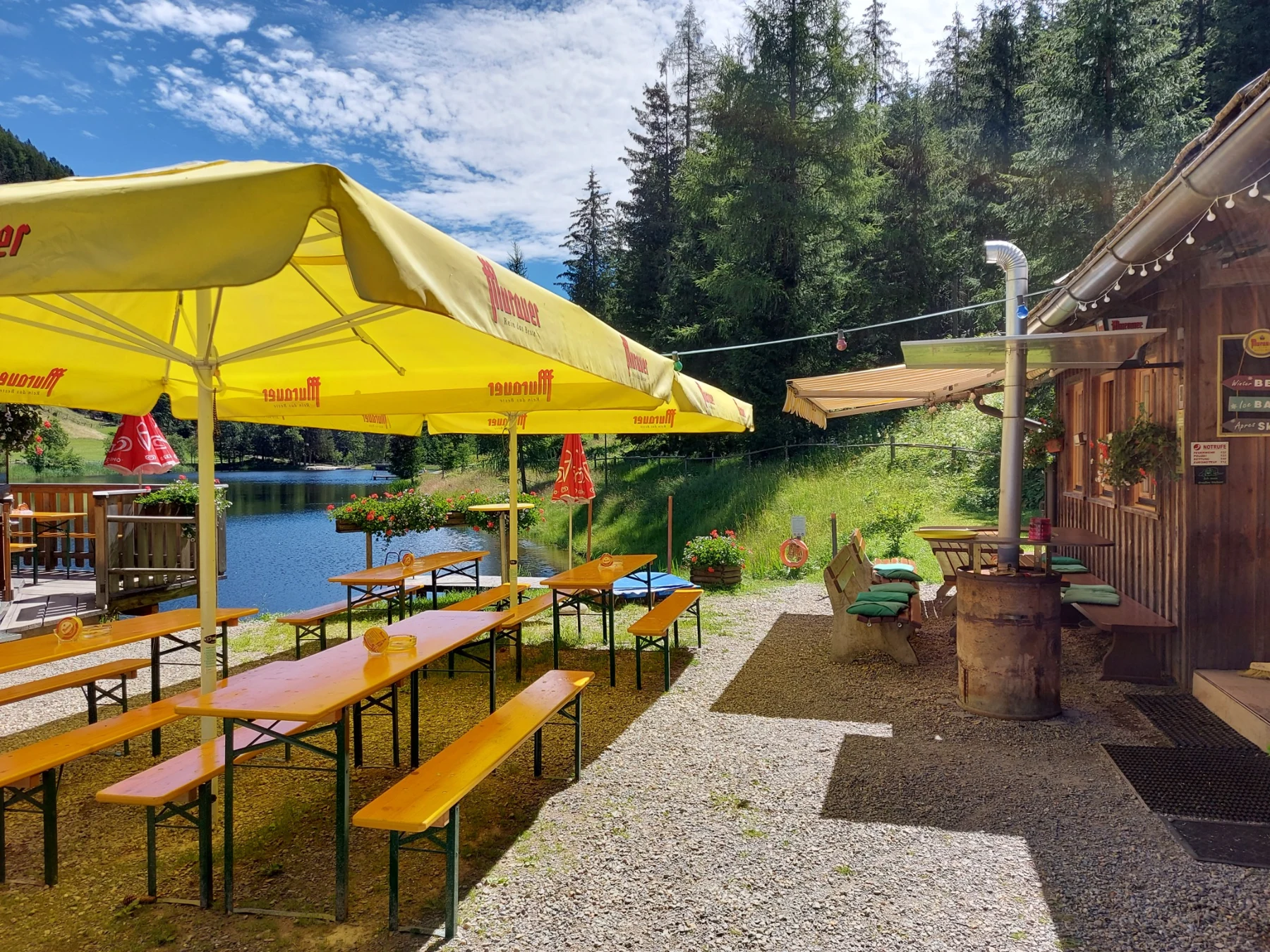 Sonnenschirme und Sitzplätze am Badesee
